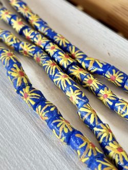 Ghanaian Glass Beads (Blue/Yellow Flower)